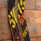 Zoom sur les spatules du ski Freeride 5K15 Alpine Derby : la déco en ton sur ton apparait au reflet de la lumière