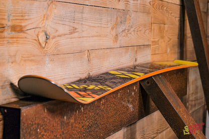 Vue de 34 d'un ski : profil à cambre traditionnel et shape peu prononcé pour les grandes courbes